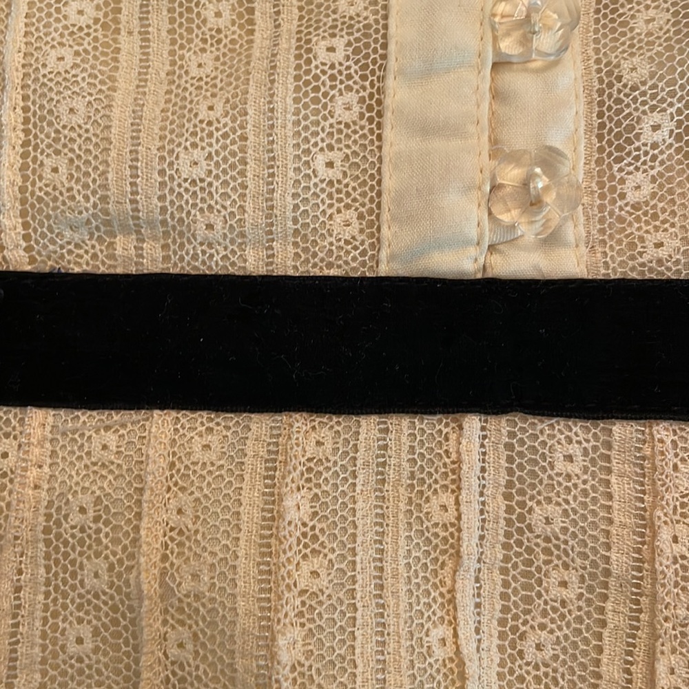Marc Jacobs Vintage Lace shirt with black velvet trim - Picture 10 of 12